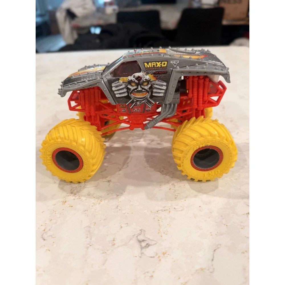 Monster Jam Max-D‎ Maximum Destruction Truck Silver Red Yellow Tom Meents 1:64
